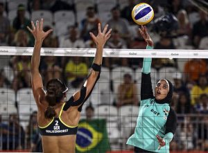 BRASIL RÕO 2016 VOLEIBOL PLAYA:CDA237. RÕO DE JANEIRO (BRASIL), 07/08/2016.- Doaa Elghobashy (d) de Egipto pasa el balÛn frente a Kira Walkenhorst (i) de Alemania durante un juego de voleibol playa masculino de los Juegos OlÌmpicos RÌo 2016 hoy, domingo 7 de agosto de 2016, en la playa de Copacabana en RÌo de Janeiro (Brasil). EFE/ANTONIO LACERDA