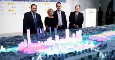 El ministro de Fomento, la alcaldesa de Madrid Manuela Carmena, el concejal de Urbanismo y el presidente de DCN, frente a la maqueta de Nuevo Norte.