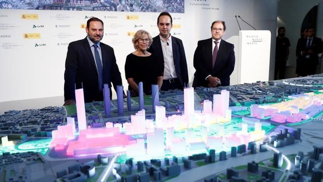 El ministro de Fomento, la alcaldesa de Madrid Manuela Carmena, el concejal de Urbanismo y el presidente de DCN, frente a la maqueta de Nuevo Norte.