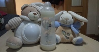 Dos peluches y un biberón