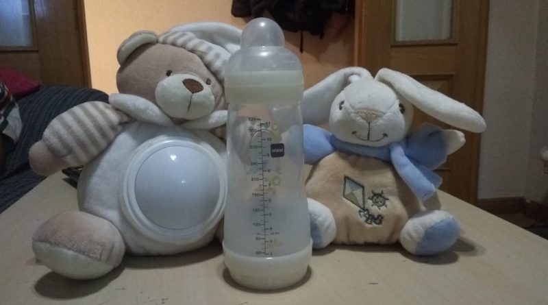 Dos peluches y un biberón