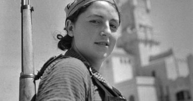 Una miliciana posa con un fusil en una foto en blanco y negro