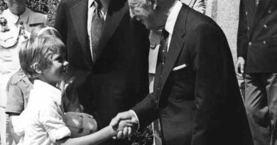 Francisco Franco saluda a un joven Felipe de Borbón frente a Juan Carlos de Borbón