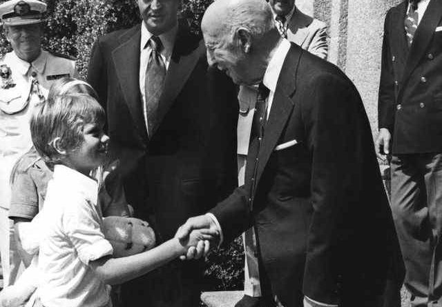 Francisco Franco saluda a un joven Felipe de Borbón frente a Juan Carlos de Borbón