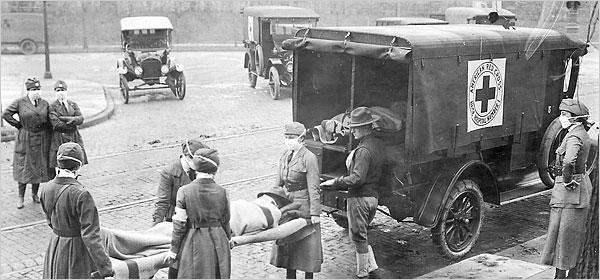Fotografía antigua en blanco y negro. Varios hombres con mascarilla transportan a otro en camilla frente a un vehículo de la cruz roja.