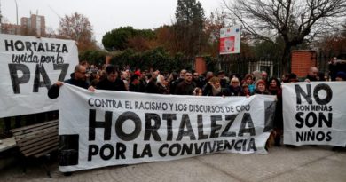 Manifestación en apoyo a los menores no acompañados en el barrio de Hortaleza. Pancartas: 'Contra el racismo y los discursos de odio, Hortaleza por la convivencia', 'No son MENAS, son niños', 'Hortaleza unida por la paz'