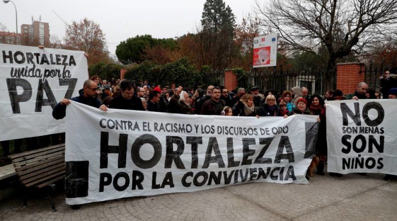 Manifestación en apoyo a los menores no acompañados en el barrio de Hortaleza. Pancartas: 'Contra el racismo y los discursos de odio, Hortaleza por la convivencia', 'No son MENAS, son niños', 'Hortaleza unida por la paz'