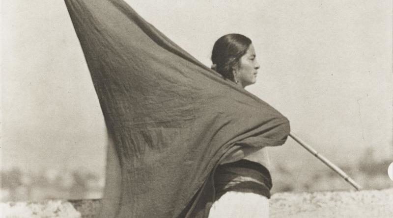 Fotografía antigua de una mujer sosteniendo una bandera negra