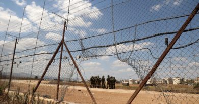 Soldados israelíes se reúnen al otro lado de una valla de seguridad en la ciudad cisjordana de Jenin, el 6 de septiembre de 2021