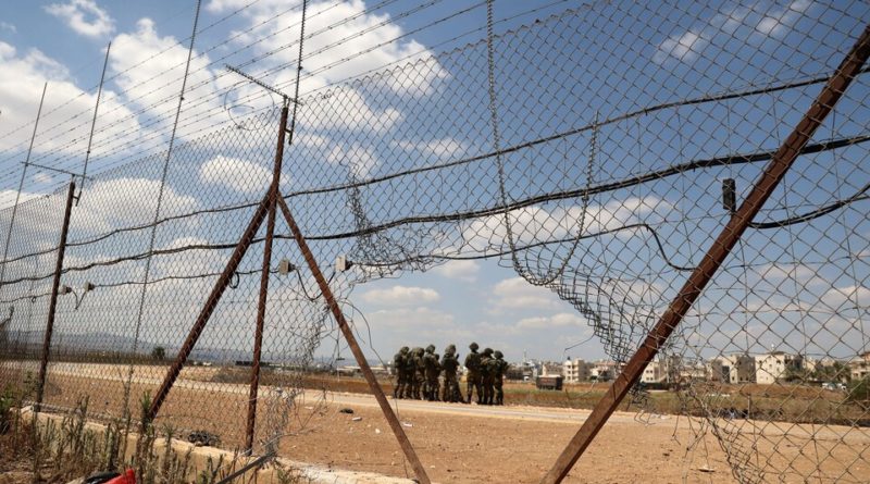 Soldados israelíes se reúnen al otro lado de una valla de seguridad en la ciudad cisjordana de Jenin, el 6 de septiembre de 2021