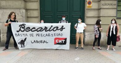 Becarias se manifiestan frente a la percariedad